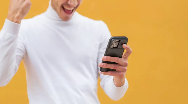 Молодий Білий Чоловік Відкритому Повітрі Використовує Мобільний Телефон Робить Жест — стокове фото