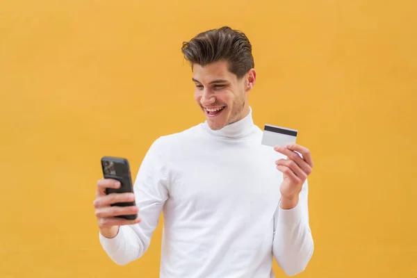 Mladý Běloch Venku Nakupuje Mobilem Kreditní Kartou — Stock fotografie