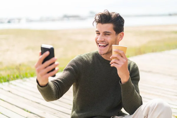 Jonge Blanke Man Buitenlucht Met Behulp Van Mobiele Telefoon Het — Stockfoto