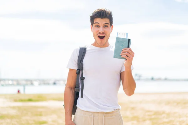Jonge Blanke Man Met Een Paspoort Buitenlucht Met Verrassing Geschokte — Stockfoto