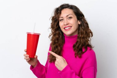 Beyaz arka planda izole edilmiş gazoz içen beyaz bir kadın.