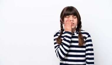 Beyaz arka planda izole edilmiş diş ağrısı olan beyaz bir kız.