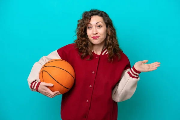 Young Caucasian Basketball Player Woman Isolated Blue Background Having Doubts — ストック写真