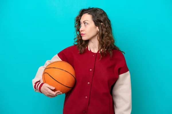 Young Caucasian Basketball Player Woman Isolated Blue Background Looking Side — Stock Photo, Image
