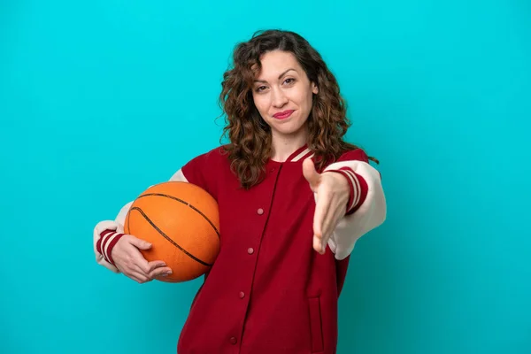 Mladý Kavkazský Basketbalista Žena Izolované Modrém Pozadí Třesoucí Ruce Pro — Stock fotografie