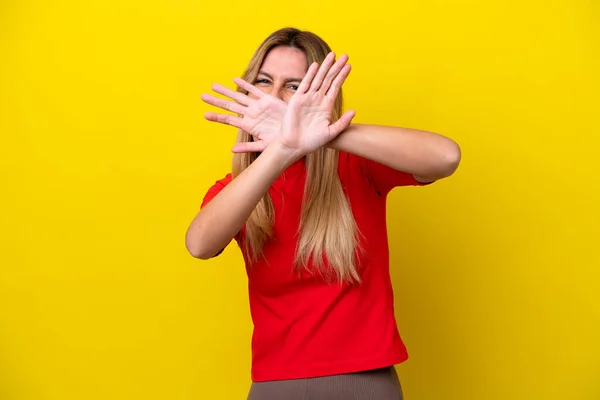 Jovem Uruguaia Isolada Fundo Amarelo Nervosa Esticando Mãos Para Frente — Fotografia de Stock