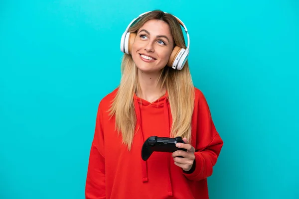 Jonge Uruguayaanse Vrouw Spelen Met Een Video Game Controller Geïsoleerd — Stockfoto