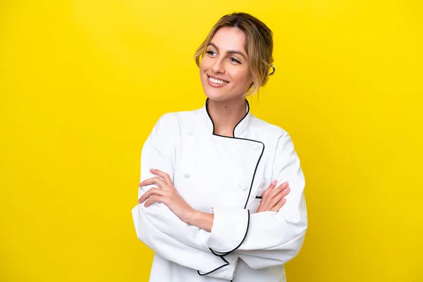 Chef Uruguayo Mujer Aislada Sobre Fondo Amarillo Feliz Sonriente —  Fotos de Stock
