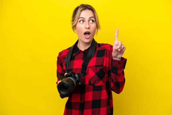 Uruguayan Photographer Woman Isolated Yellow Background Thinking Idea Pointing Finger — Stock Photo, Image