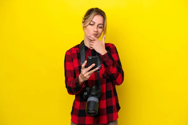 Mulher Fotógrafa Uruguaia Isolada Fundo Amarelo Pensando Enviando Uma Mensagem — Fotografia de Stock