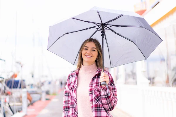 年轻漂亮的罗马尼亚女人在户外拿着一把雨伞 面带微笑 — 图库照片