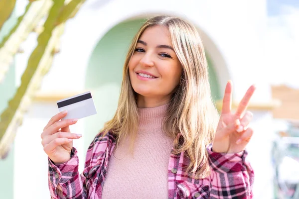 Jovem Mulher Romena Bonita Segurando Cartão Crédito Livre Sorrindo Mostrando — Fotografia de Stock
