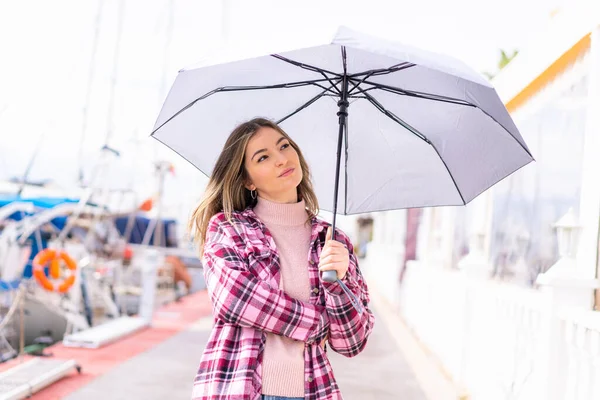 Jonge Mooie Roemeense Vrouw Houdt Een Paraplu Buitenlucht Met Droevige — Stockfoto
