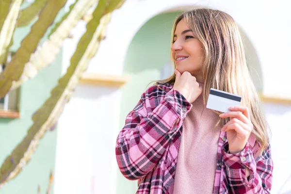 Jonge Mooie Roemeense Vrouw Met Een Creditcard Buitenlucht Denken Een — Stockfoto