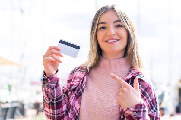 Jovem Mulher Romena Bonita Segurando Cartão Crédito Livre Apontando — Fotografia de Stock