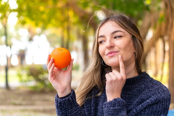 Молодая Красивая Румынская Женщина Держит Апельсин Открытом Воздухе — стоковое фото