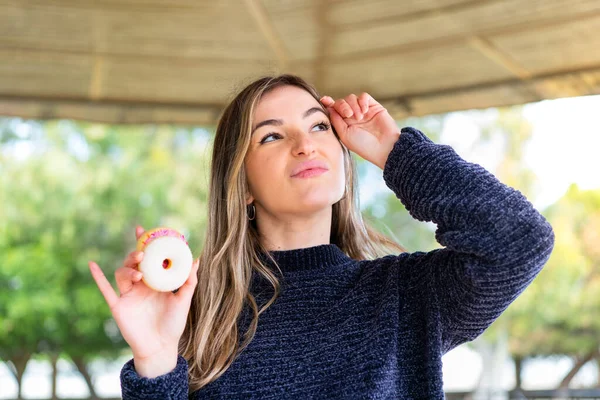 Молода Румунська Жінка Тримає Пончик Відкритому Повітрі Має Сумніви Плутають — стокове фото
