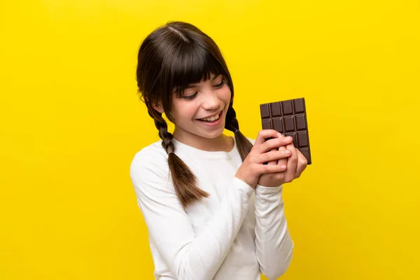 Malá Kavkazská Dívka Izolované Žlutém Pozadí Čokoládovou Tabletu Šťastný — Stock fotografie