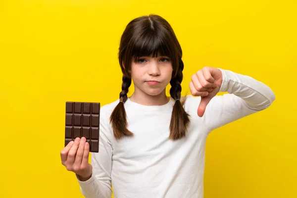 Malá Kavkazská Dívka Izolované Žlutém Pozadí Čokoládovou Tabletu Dělat Špatný — Stock fotografie