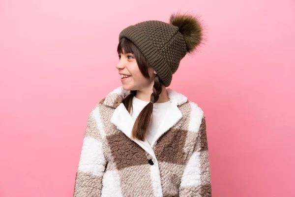 Liten Kaukasiska Flicka Med Vinter Jacka Isolerad Rosa Bakgrund Ser — Stockfoto