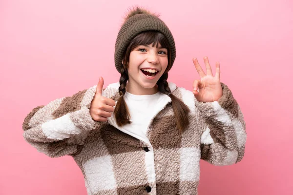 Liten Kaukasiska Flicka Med Vinter Jacka Isolerad Rosa Bakgrund Visar — Stockfoto