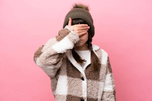 Pequena Menina Caucasiana Com Casaco Inverno Isolado Fundo Rosa Cobrindo — Fotografia de Stock