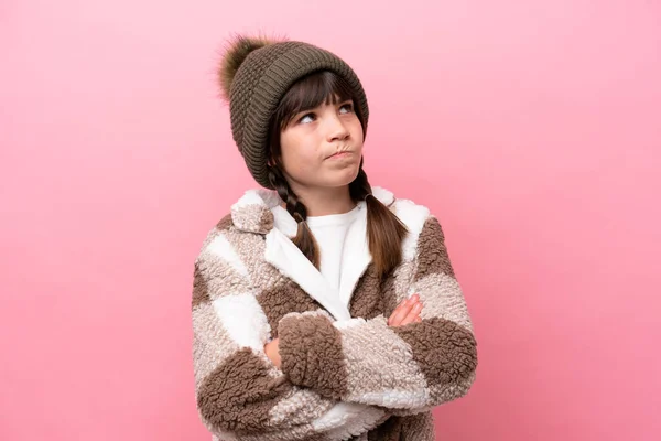Liten Kaukasiska Flicka Med Vinter Jacka Isolerad Rosa Bakgrund Gör — Stockfoto