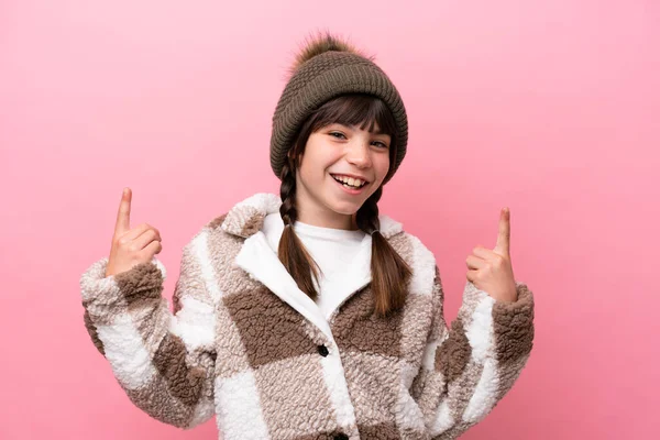 Kleine Kaukasische Mädchen Mit Winterjacke Isoliert Auf Rosa Hintergrund Weist — Stockfoto