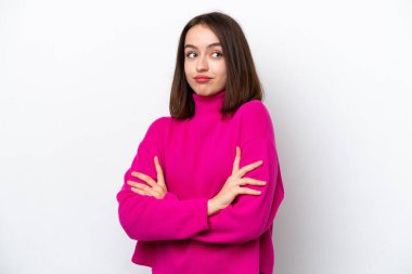 Beyaz arka planda izole edilmiş genç Ukraynalı kadın omuzlarını kaldırırken şüphe jestleri yapıyor.