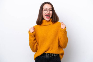 Beyaz arka planda izole edilmiş genç Ukraynalı kadın galibiyet pozisyonunu kutluyor