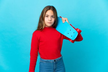 Küçük kız mavi arka planda tek başına kayıyor.