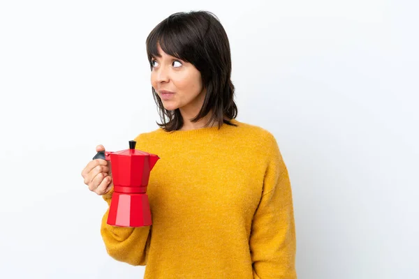 Jong Gemengd Ras Vrouw Met Koffie Pot Geïsoleerd Witte Achtergrond — Stockfoto