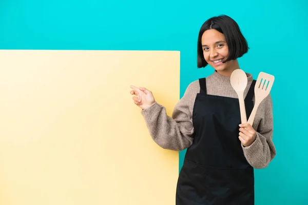 Jovem Mista Cozinheiro Mulher Com Grande Cartaz Isolado Fundo Azul — Fotografia de Stock