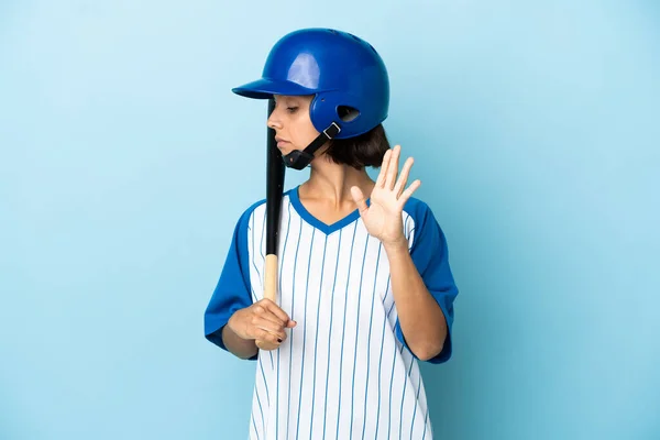 Baseball Donna Giocatore Razza Mista Con Casco Pipistrello Isolato Sfondo — Foto Stock