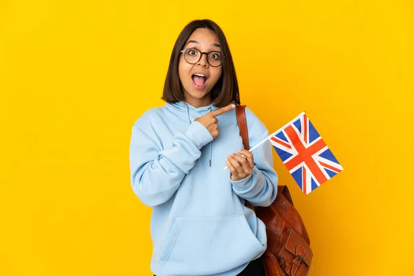 Jovem Mulher Latina Segurando Uma Bandeira Reino Unido Isolada Fundo — Fotografia de Stock
