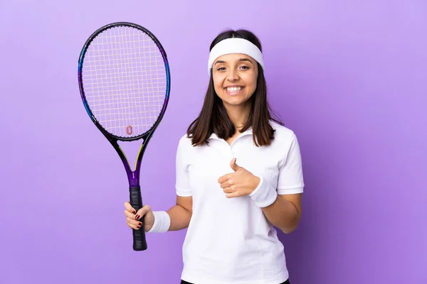 年轻的女网球选手在孤立无援的背景下举起大拇指做手势 — 图库照片