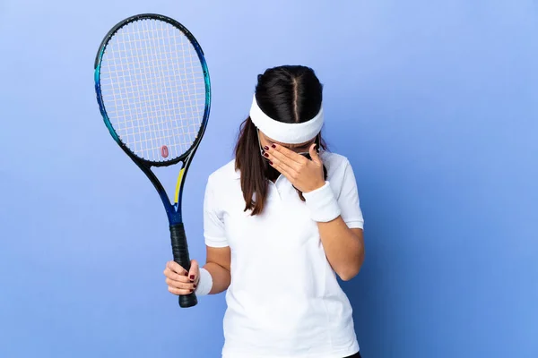 Молода Жінка Тенісистка Над Ізольованим Тлом Втомленим Хворим Виразом — стокове фото