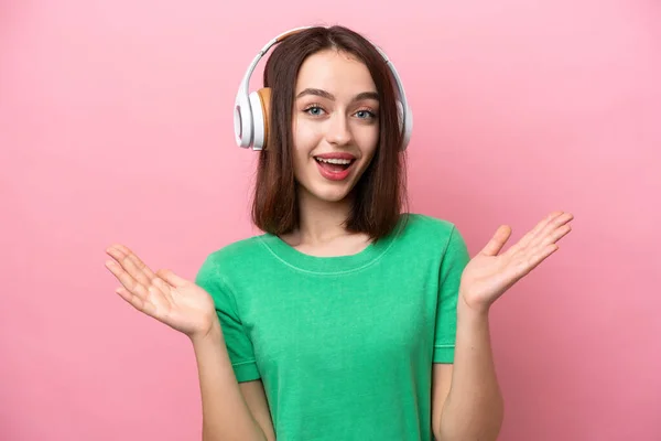 Young Ukrainian Woman Isolated Pink Background Surprised Listening Music — Stock Photo, Image