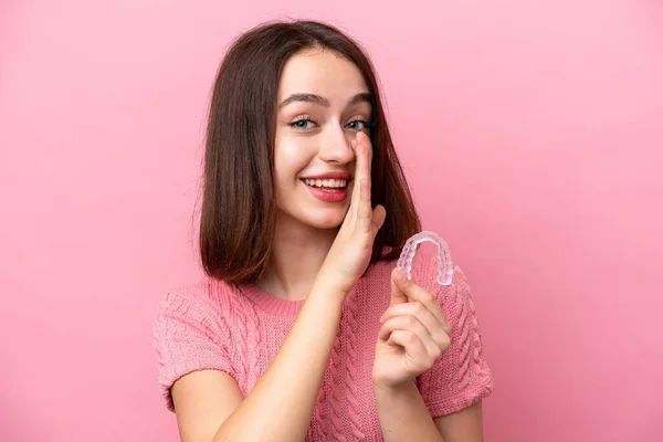 Junge Ukrainerin Mit Unsichtbaren Zahnspangen Isoliert Auf Rosa Hintergrund Flüstert — Stockfoto