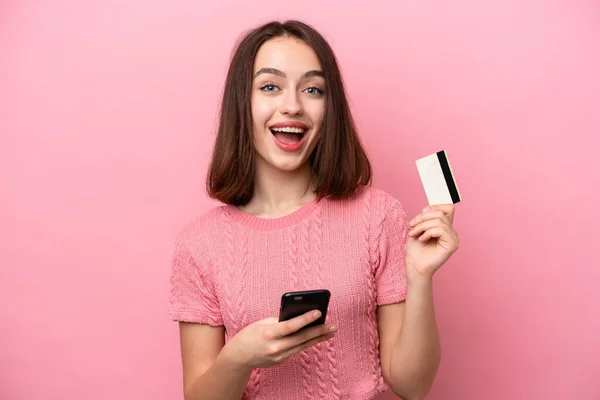 Jonge Oekraïense Vrouw Geïsoleerd Roze Achtergrond Kopen Met Mobiele Telefoon — Stockfoto