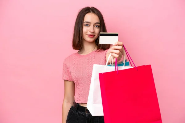 Jonge Oekraïense Vrouw Geïsoleerd Roze Achtergrond Met Winkeltassen Een Creditcard — Stockfoto