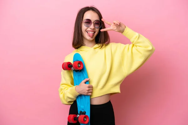 Jonge Oekraïense Vrouw Geïsoleerd Roze Achtergrond Met Een Skate Met — Stockfoto