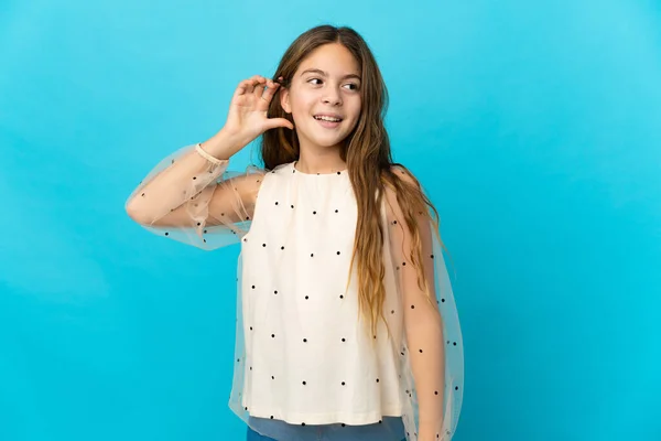 Menina Sobre Fundo Azul Isolado Ouvir Algo Colocando Mão Orelha — Fotografia de Stock