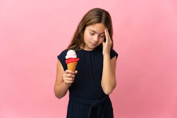 頭皮を持つ隔離されたピンクの背景の上にコーンアイスクリームを持つ子供 — ストック写真