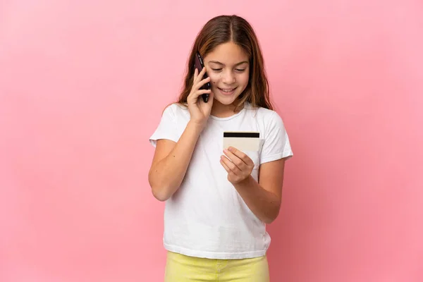 Çocuk Kredi Kartıyla Cep Telefonundan Pembe Arka Plan Alışverişi Yapıyor — Stok fotoğraf