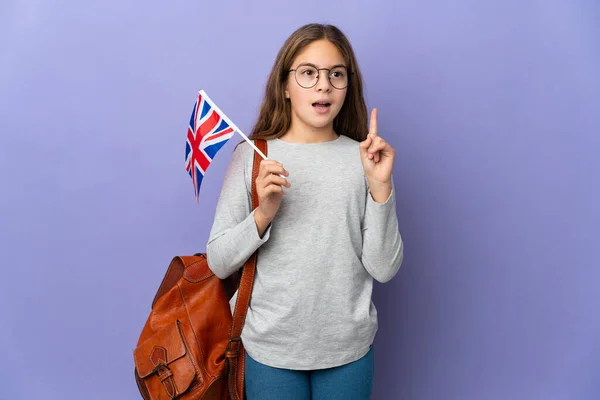 Dítě Držící Britskou Vlajku Nad Izolovaným Pozadím Přemýšlející Nápadu Ukazujícím — Stock fotografie