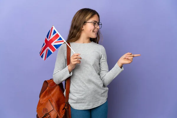 Dítě Držící Vlajku Spojeného Království Nad Izolovaným Pozadím Ukazující Prstem — Stock fotografie