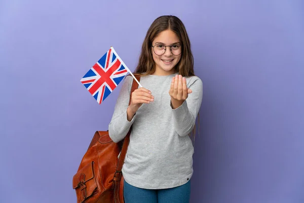 Criança Segurando Uma Bandeira Reino Unido Sobre Fundo Isolado Convidando — Fotografia de Stock