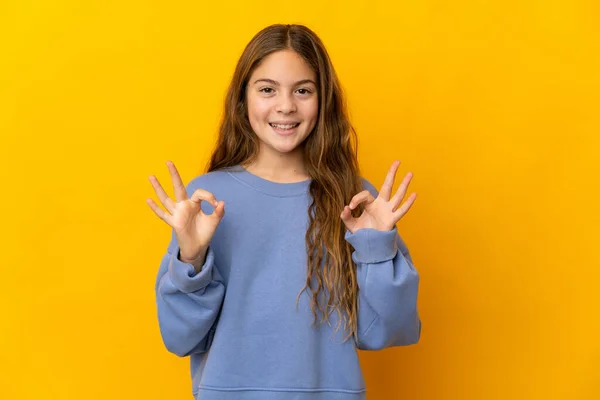 Criança Sobre Fundo Amarelo Isolado Mostrando Sinal Com Duas Mãos — Fotografia de Stock