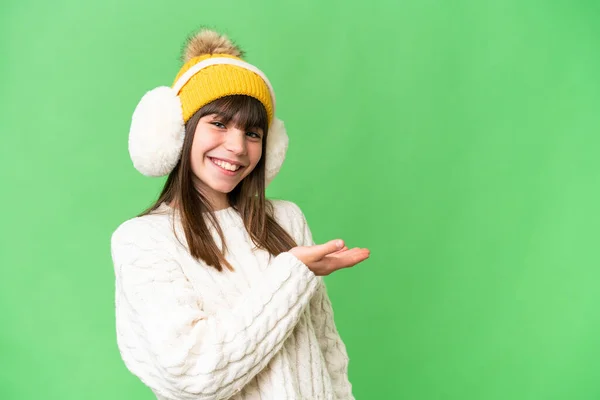 Menina Caucasiana Vestindo Regalos Inverno Sobre Fundo Isolado Apresentando Uma — Fotografia de Stock